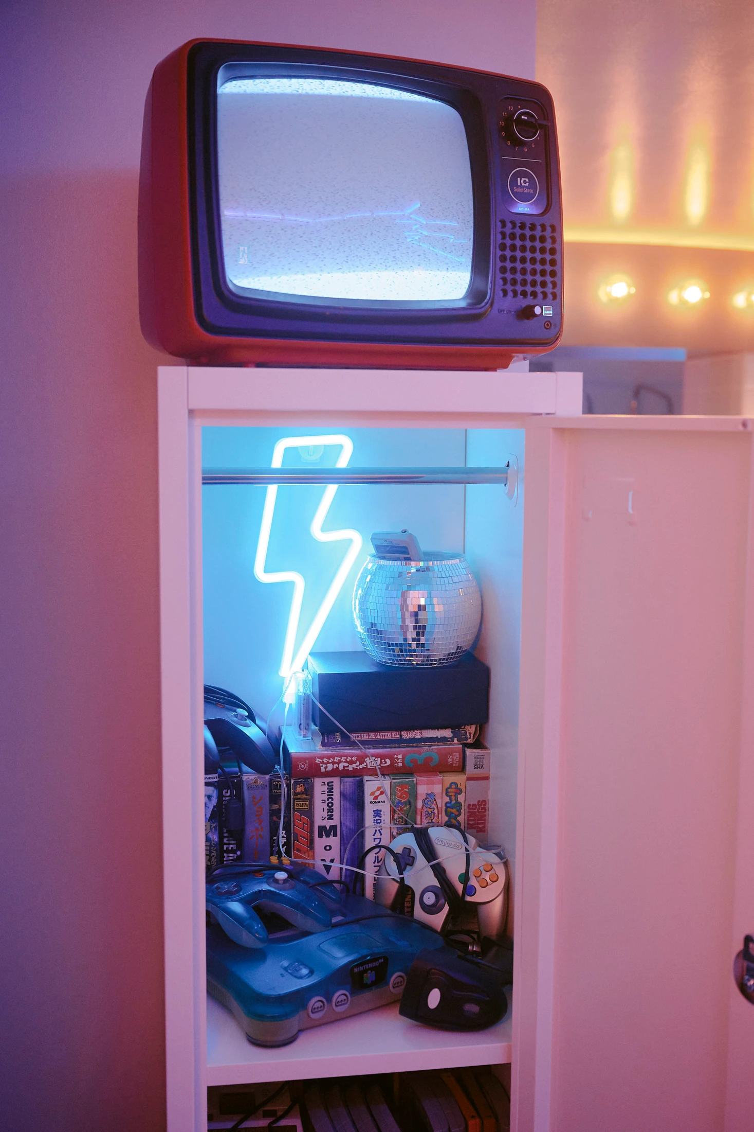 紫色の光に照らされたレトロなテレビ